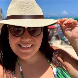 Meet your Posher, Pilar